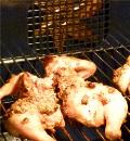 Цыплят-корнишонов в твороге запекаем под грилем до готовности