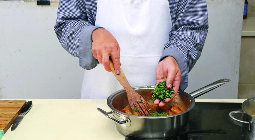 Фото приготовления рецепта: Гуляш из свиной лопатки с помидорами и зеленой фасолью, шаг №5