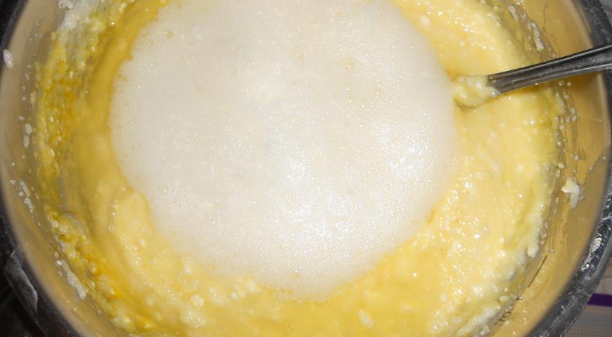 К творожно-манной смеси добавляем яичные желтки и взбитые белки