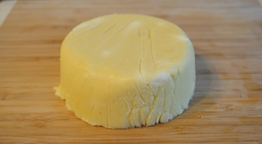 Норвежский сыр Брюност готов к подаче на стол