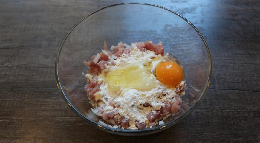 Для приготовления рубленных котлет из свинины мясо соединяем с яйцом и мукой