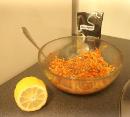 К чечевице добавляем томатную пасту, лимонный сок и цветную капусту