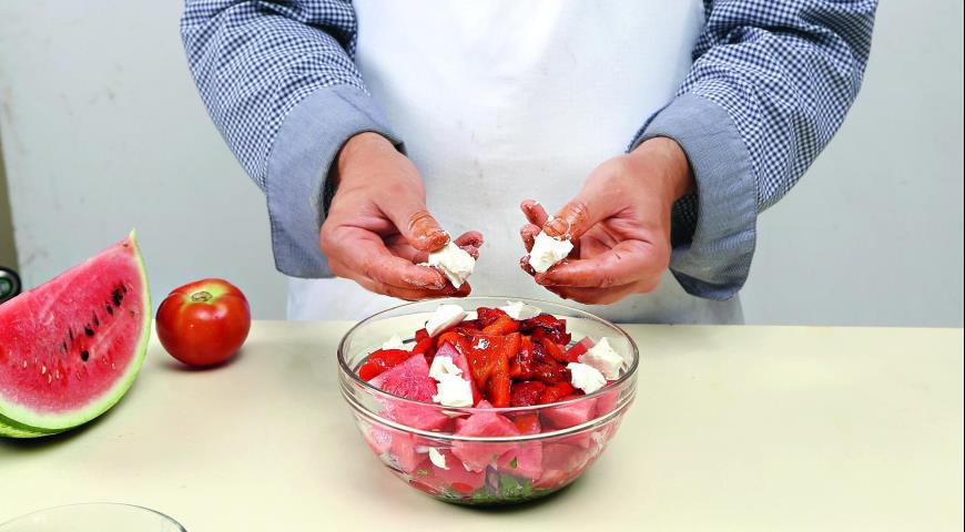Фото приготовления рецепта: Салат из арбуза, печеных перцев, помидоров и сыра, шаг №4