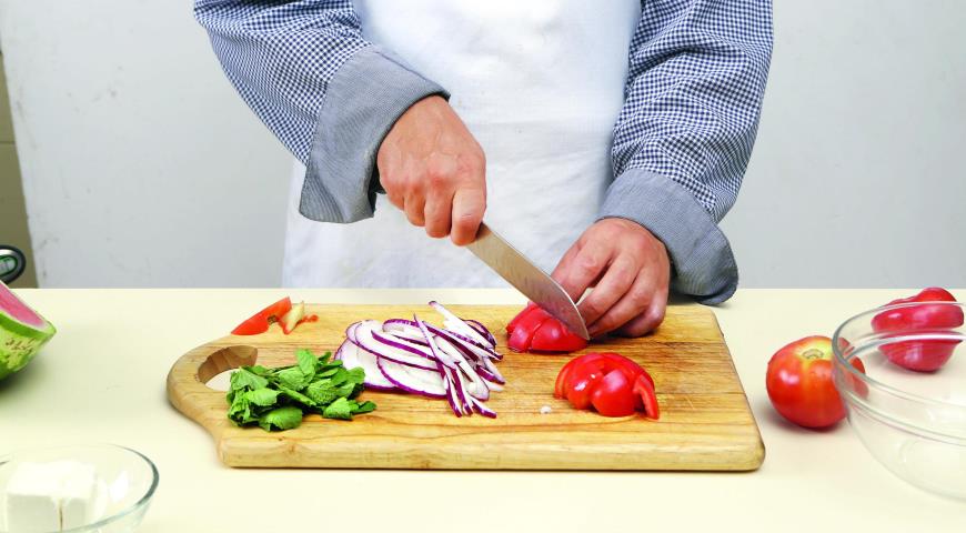 Фото приготовления рецепта: Салат из арбуза, печеных перцев, помидоров и сыра, шаг №2
