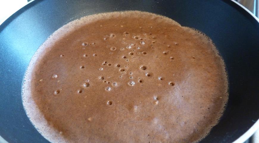 Фото приготовления рецепта: Шоколадно-кофейные блинчики с вишневым соусом, шаг №2