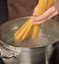 Фото приготовления рецепта: Спагетти с оливадой, шаг №2