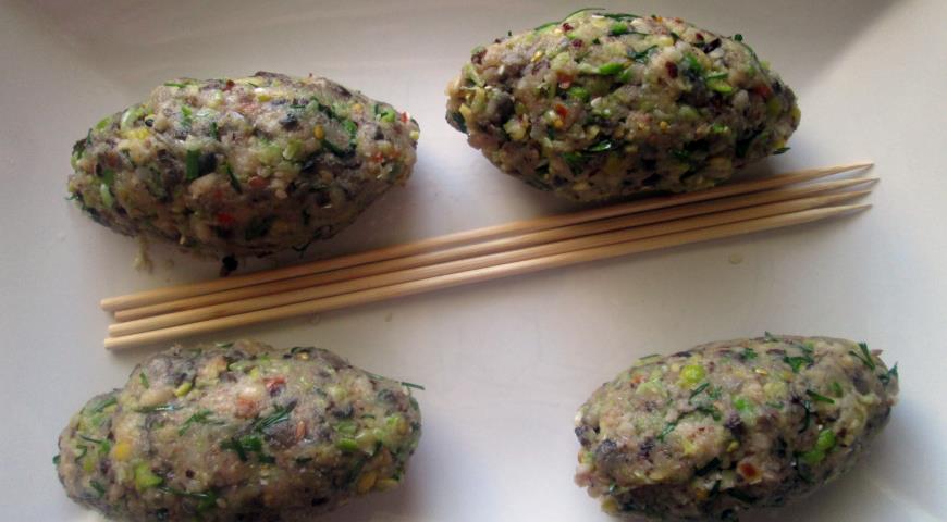 Фото приготовления рецепта: Постные кебабы из фасоли, грибов и зеленого горошка, шаг №3