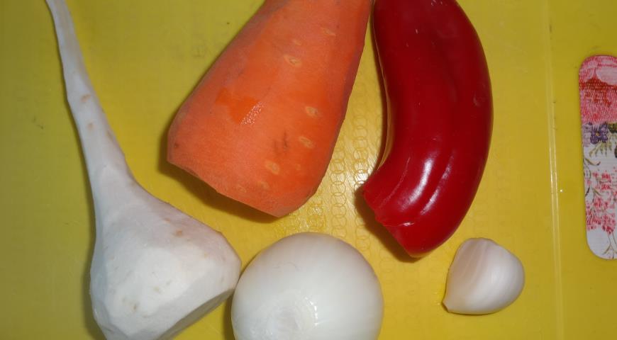 Чистим морковь, перец, чеснок, лук и пастернак