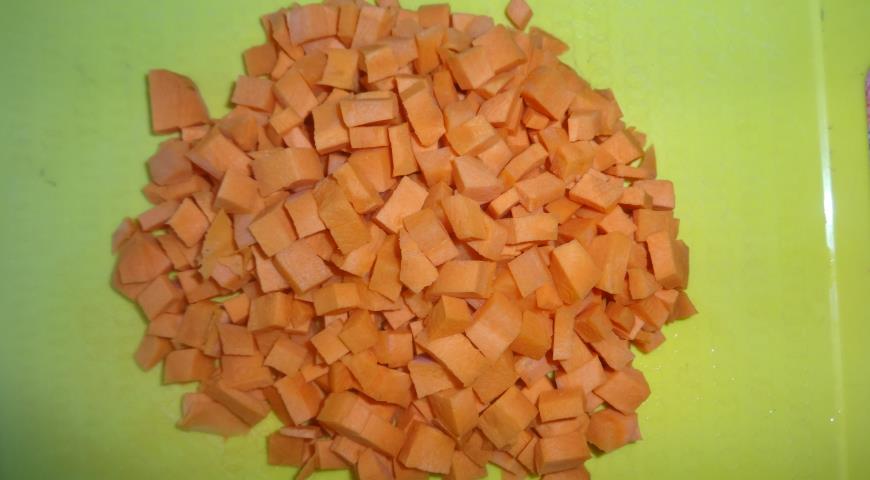 Нарезаем морковь мелкими кубиками