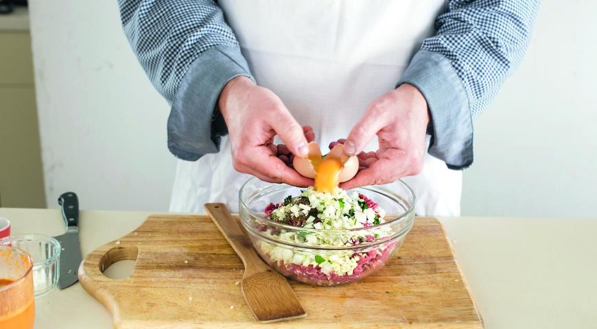 Фото приготовления рецепта: Фрикадельки с огуречным салатом, шаг №2