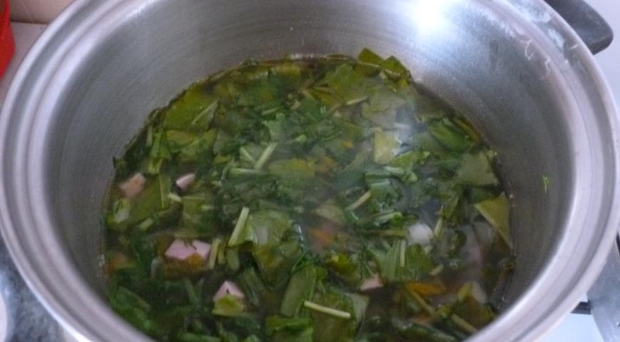 В суп добавляем щавель, мясо и укроп, отвариваем и остужаем
