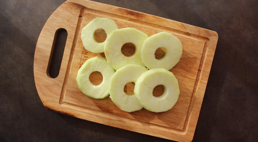 Очистить яблоки, нарезать кольцами и обжарить на сливочном масле