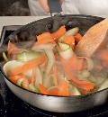 Фото приготовления рецепта: Феттучине с овощами от Софи Лорен, шаг №6