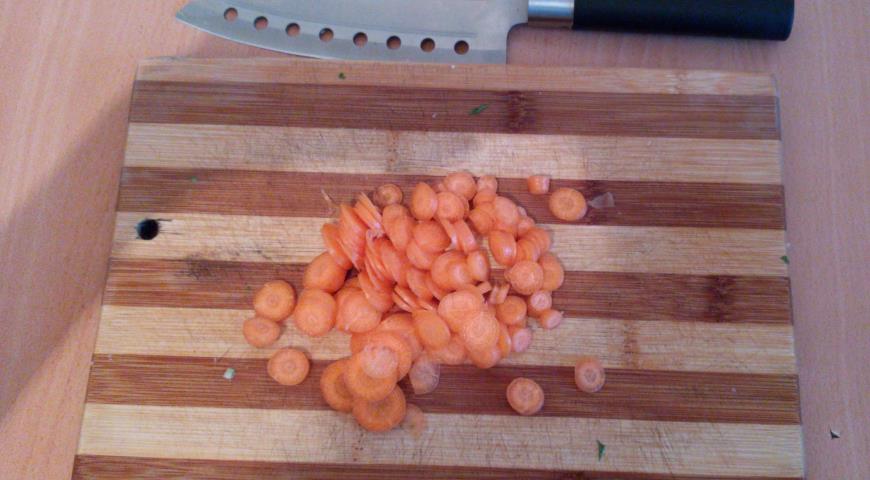 Режем морковь небольшими кружочками