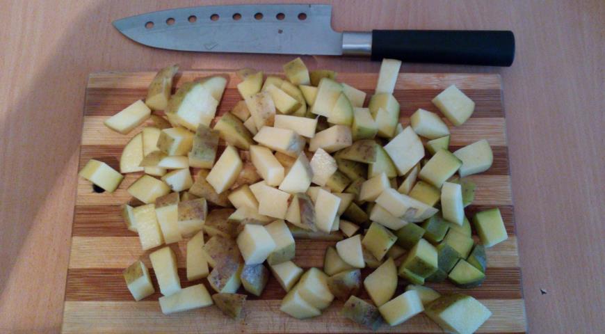 Картофель нарезаем кубиком