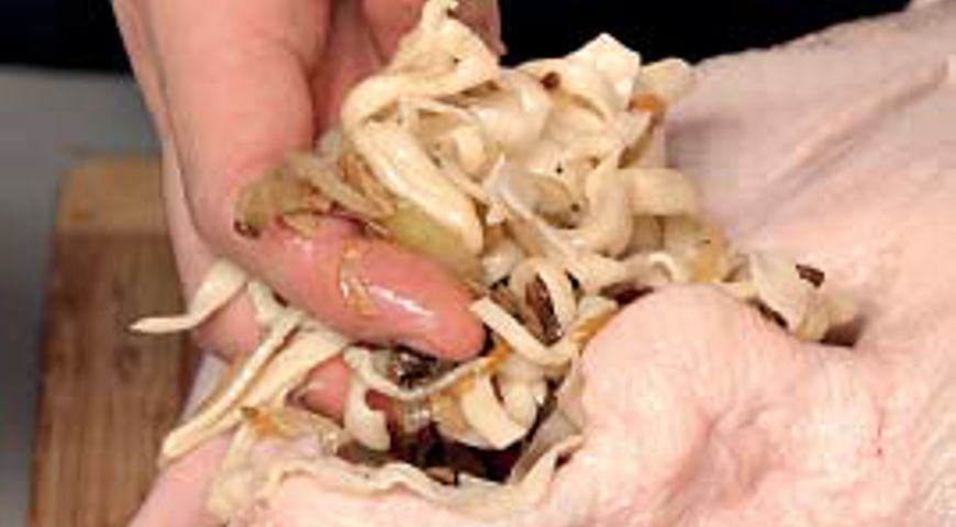 Фото приготовления рецепта: Утка c лапшой и грибами, шаг №5