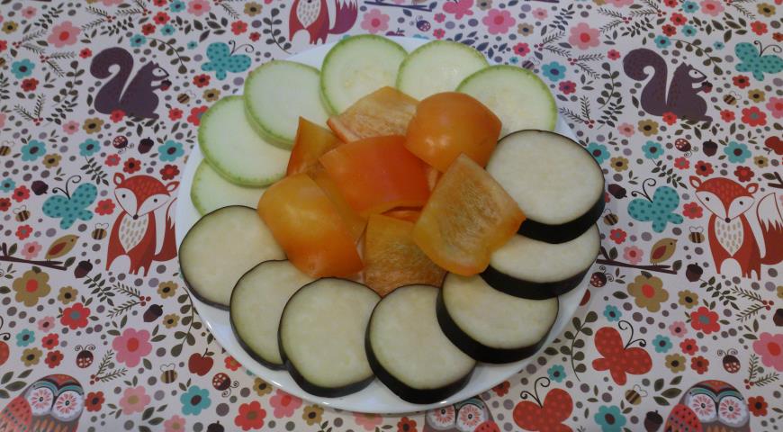 Нарезать овощи, баклажаны посолить и положить в отдельную тарелку