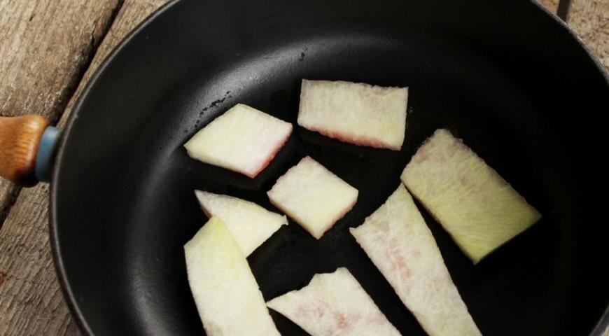 Обжарить белую мякоть арбуза для приготовления соуса
