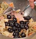 Фото приготовления рецепта: Салат из тунца с макаронами, шаг №5