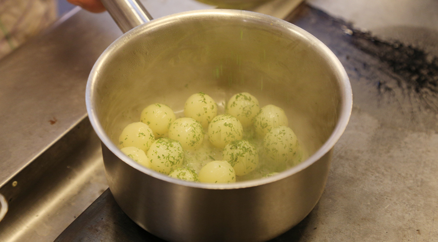 Отварить картофель в мундире, очистить от кожицы, затем прогреть со сливочным маслом и посыпать укропом