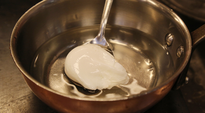 Сварить яйцо пашот в подсоленной воде