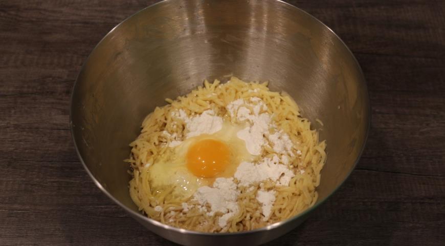 Натереть картофель на терке, добавить яйцо, муку и соль