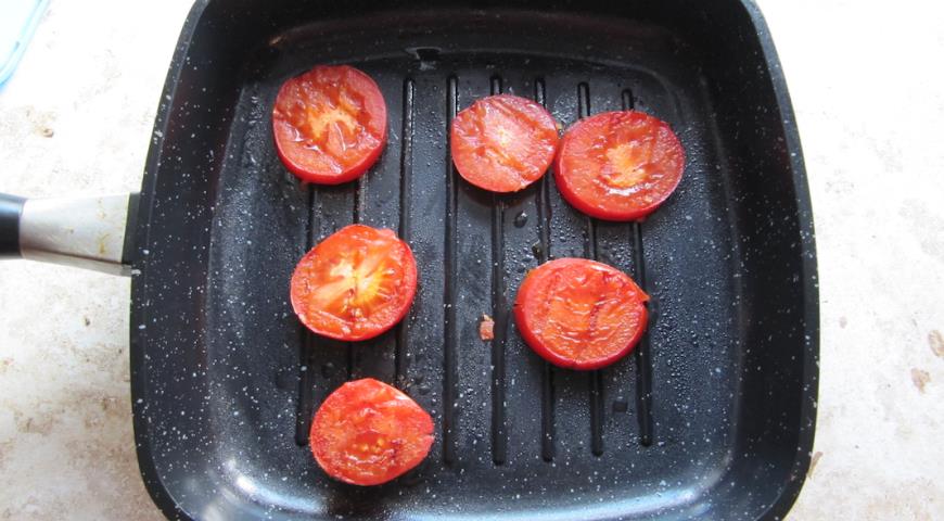 Нарезаем и обжариваем помидоры