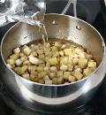 Фото приготовления рецепта: Картофельно- сельдерейный суп, шаг №2