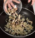 Фото приготовления рецепта: Перловка с грибами, шаг №4