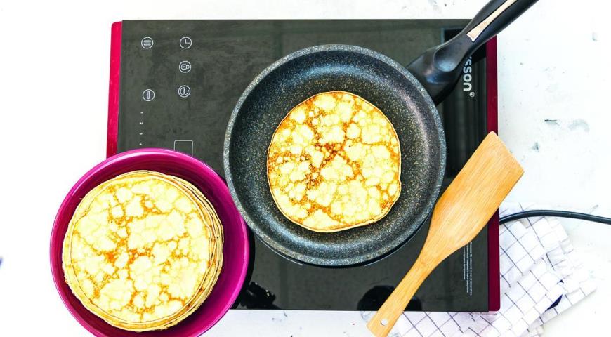 Фото приготовления рецепта: Блинный торт с ромовыми сливками, шаг №3