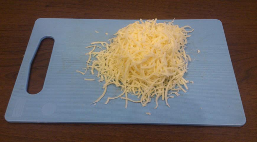 Натереть сыр на мелкой терке