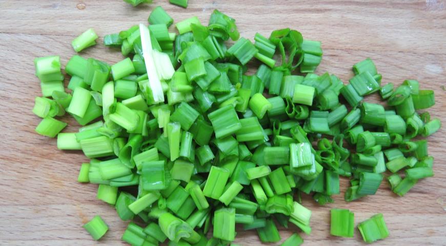 Мелко нарезать зеленый лук для начинки булочек