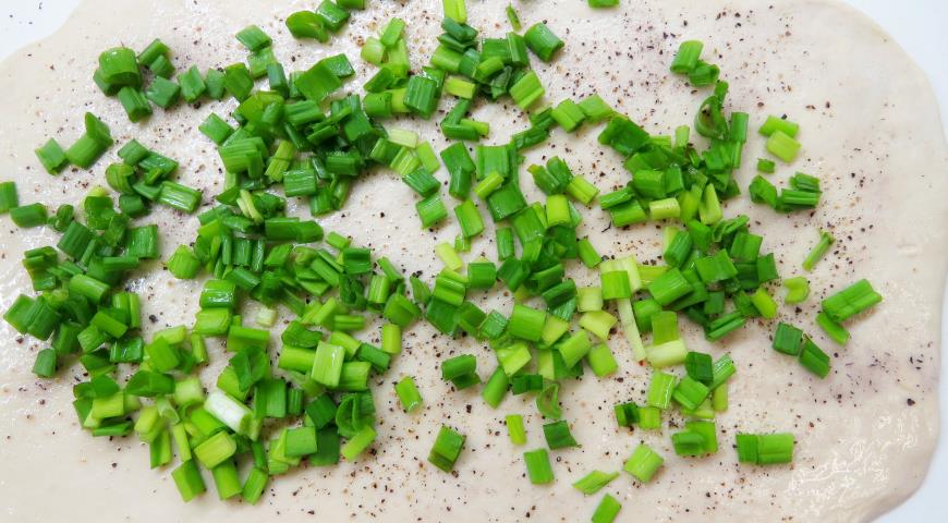 Посыпать тесто зеленым луком