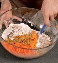 Фото приготовления рецепта: Яблочно-морковный пирог, шаг №4