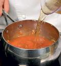 Фото приготовления рецепта: Итальянский суп с сосисками, шаг №2