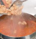 Фото приготовления рецепта: Итальянский суп с сосисками, шаг №3