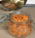 Фото приготовления рецепта: Морковь, консервированная в масле, шаг №3