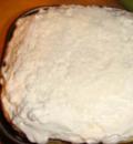 Посыпать слоеный торт кокосовой стружкой