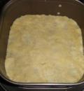 Выложить тесто для коржей в форму для запекания