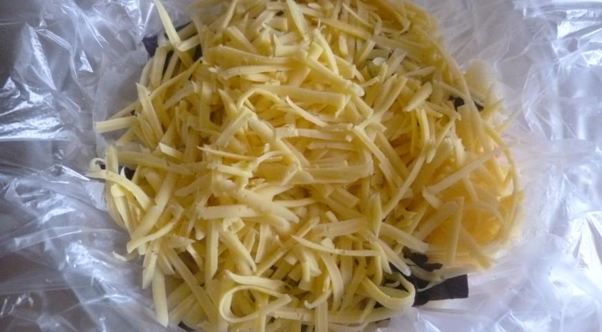 Далее выкладываем макароны, листья базилика, сыр и оставшийся салат