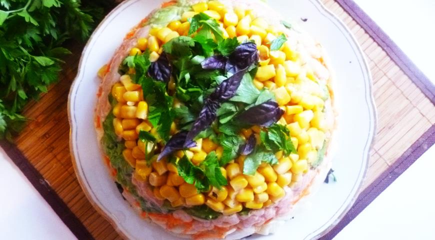 Слоеный овощной салат с креветками и макаронами готов к подаче