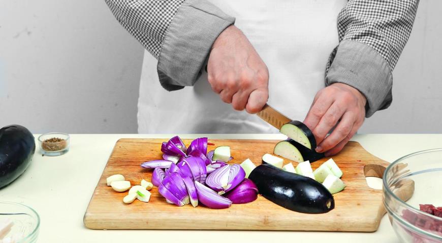 Фото приготовления рецепта: Рагу из баранины с баклажанами и красным луком, шаг №4
