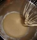 Взбить ингредиенты для приготовления крема