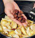 Фото приготовления рецепта: Салат из лука-порея с оливками, шаг №3