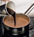 Фото приготовления рецепта: Горячий шоколад по-бразильски, шаг №3
