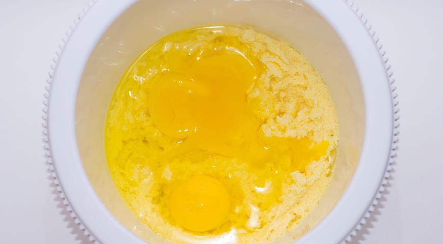 Вводим яйца в масляную массу