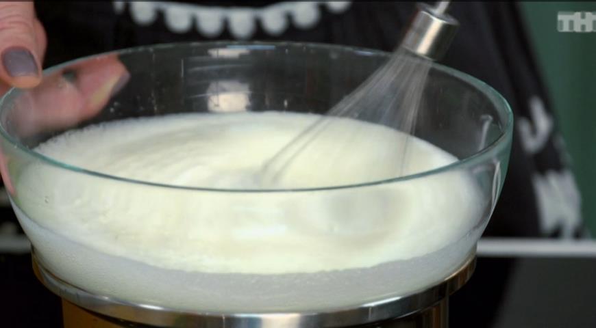 Яичные белки взбиваем с сахаром на водяной бане, добавляем желатин и кардамон