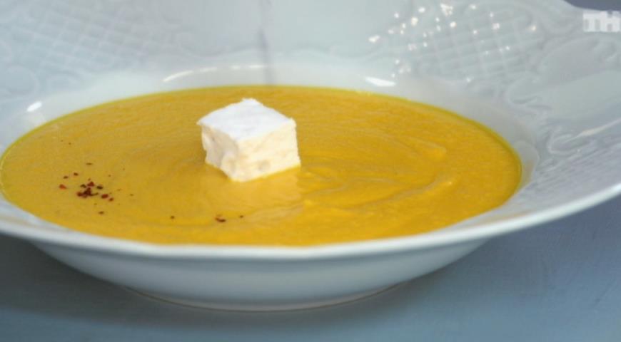 При подаче морковно-имбирный суп посыпаем специями, украшаем маршмеллоу