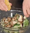 Фото приготовления рецепта: Зеленый салат с вешенками, шаг №3