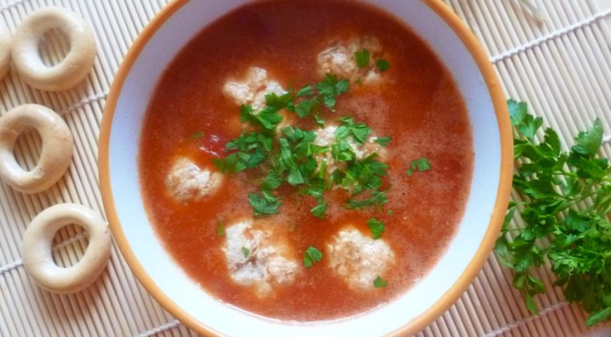 В томатный суп добавляем фрикадельки